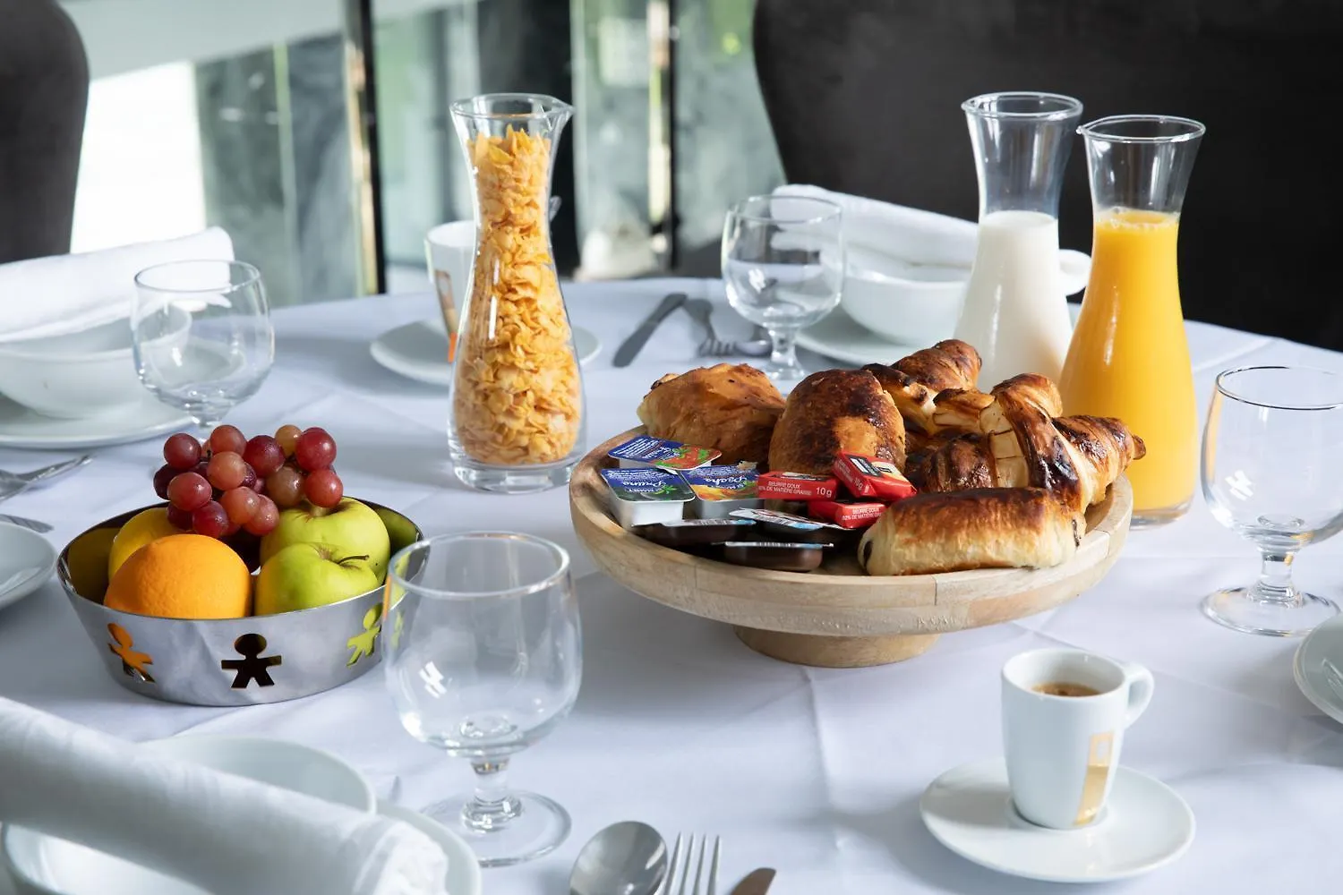 Couette-café Room With Pool Access And Breakfast Included Near Beauvais Airport France