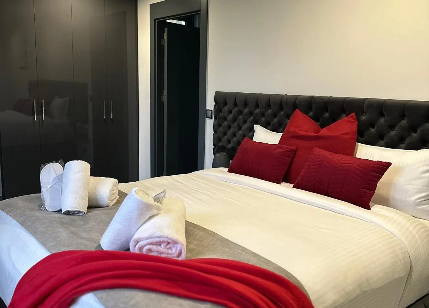 Room With Pool Access And Breakfast Included Near Beauvais Airport